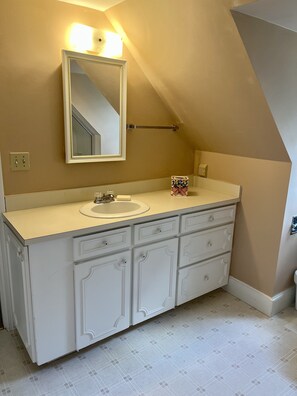Combined shower/bathtub - Charming two bedroom Apartment with  fantastic views 5 minutes from town (Manchester)