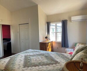 4 bedrooms, in-room safe, desk, iron/ironing board