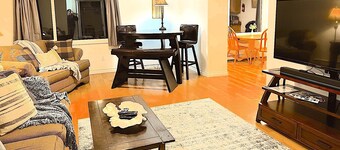 Airport Aurora  - Near Airport, Shopping, and Best Sushi in Town!