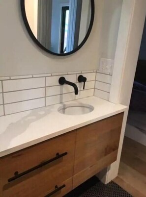 Chuveiro, secador de cabelo, toalhas de banho, sabonete
