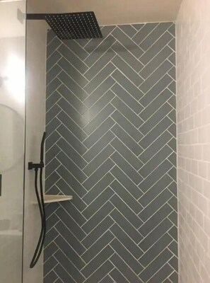 Shower, hair dryer, towels, soap - Bungalow Idaho (Coeur d'Alene)