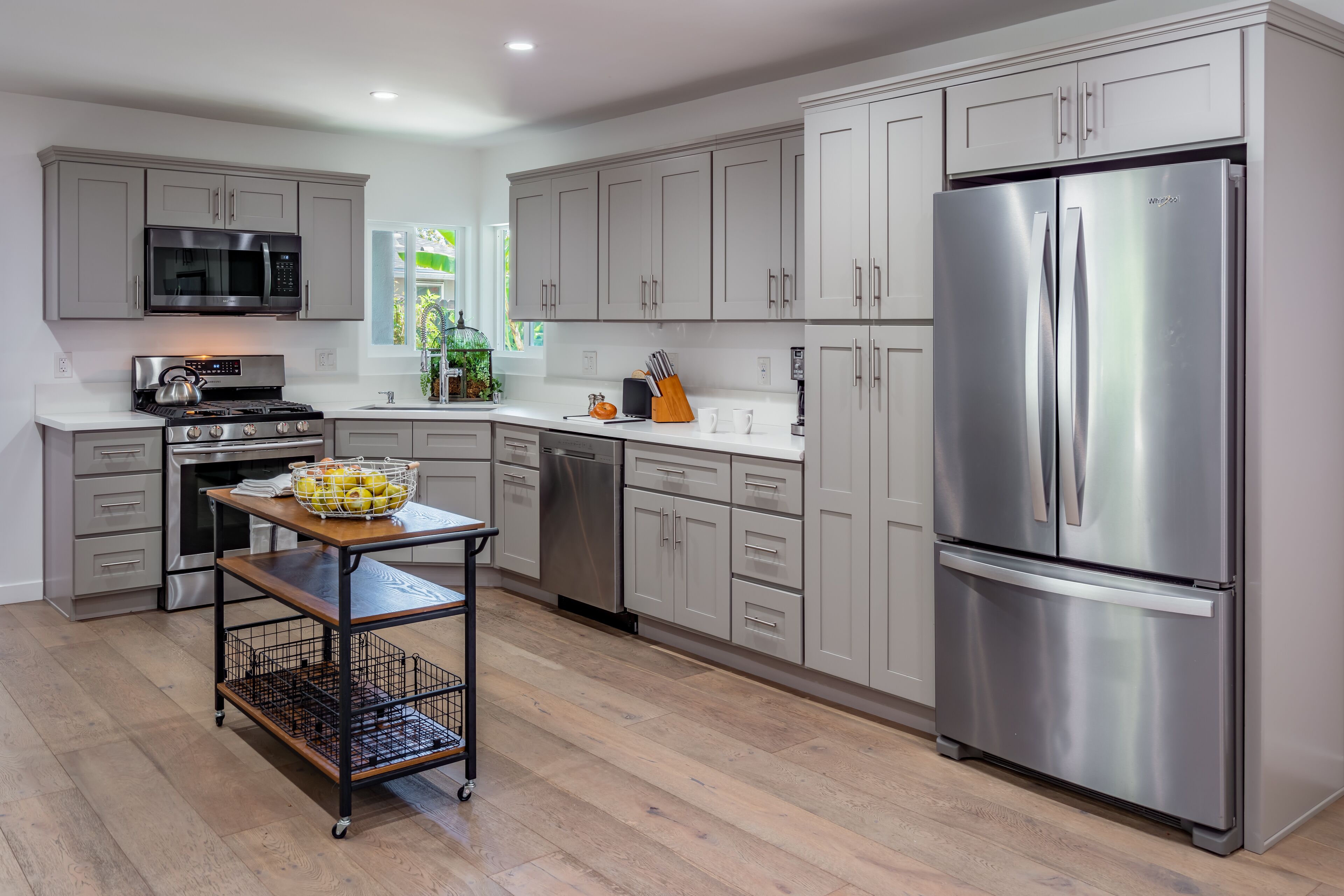 Kjøleskap, mikrobølgeovn, ovn og kokeplater