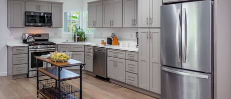 Réfrigérateur, micro-ondes, four, plaque de cuisson