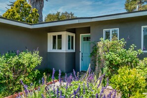 Exterior - Barefoot Retreat - Upscale Living on the Mesa (Santa Barbara)