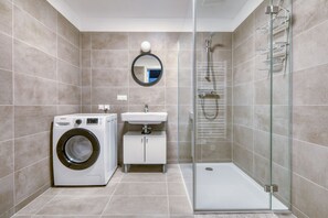 Sèche-cheveux, serviettes fournies