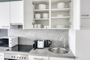 Kühlschrank, Mikrowelle, Ofen, Herdplatte