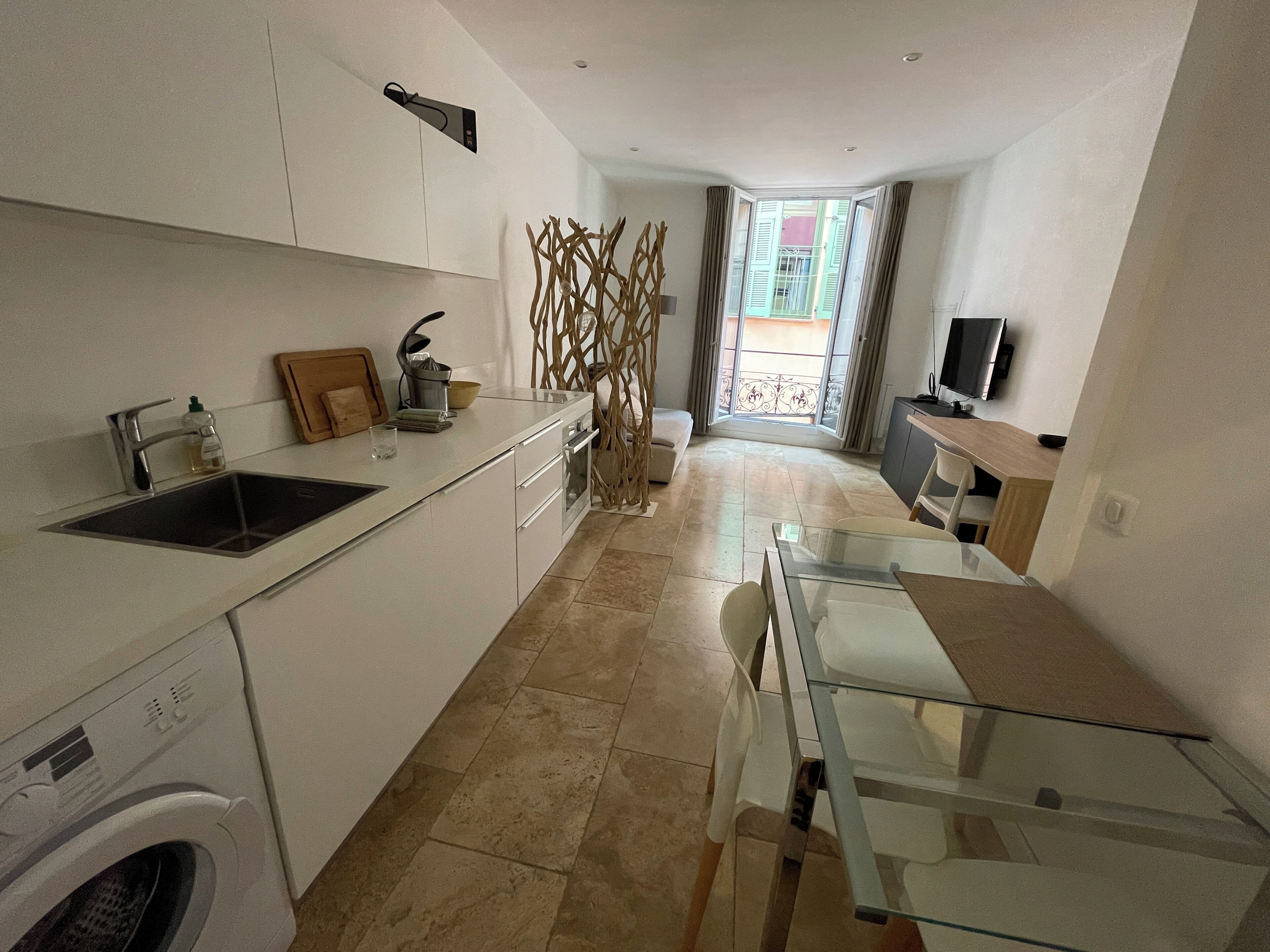 Fridge, oven, stovetop, coffee/tea maker