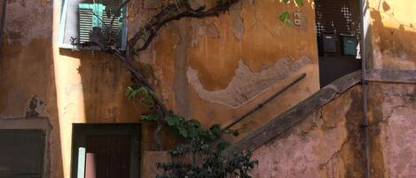 تفاصيل الفندق من الخارج