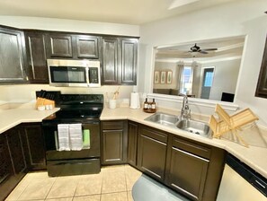 Fridge, microwave, oven, stovetop - Shred Shed- Sleeps 10- Near Trails- Bentonville  (Bentonville)