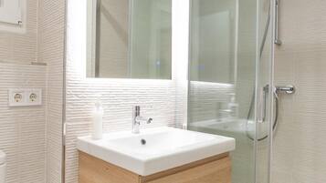 Dusche, Haartrockner, Handtücher