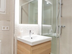 Douche, séchoir à cheveux, serviettes fournies