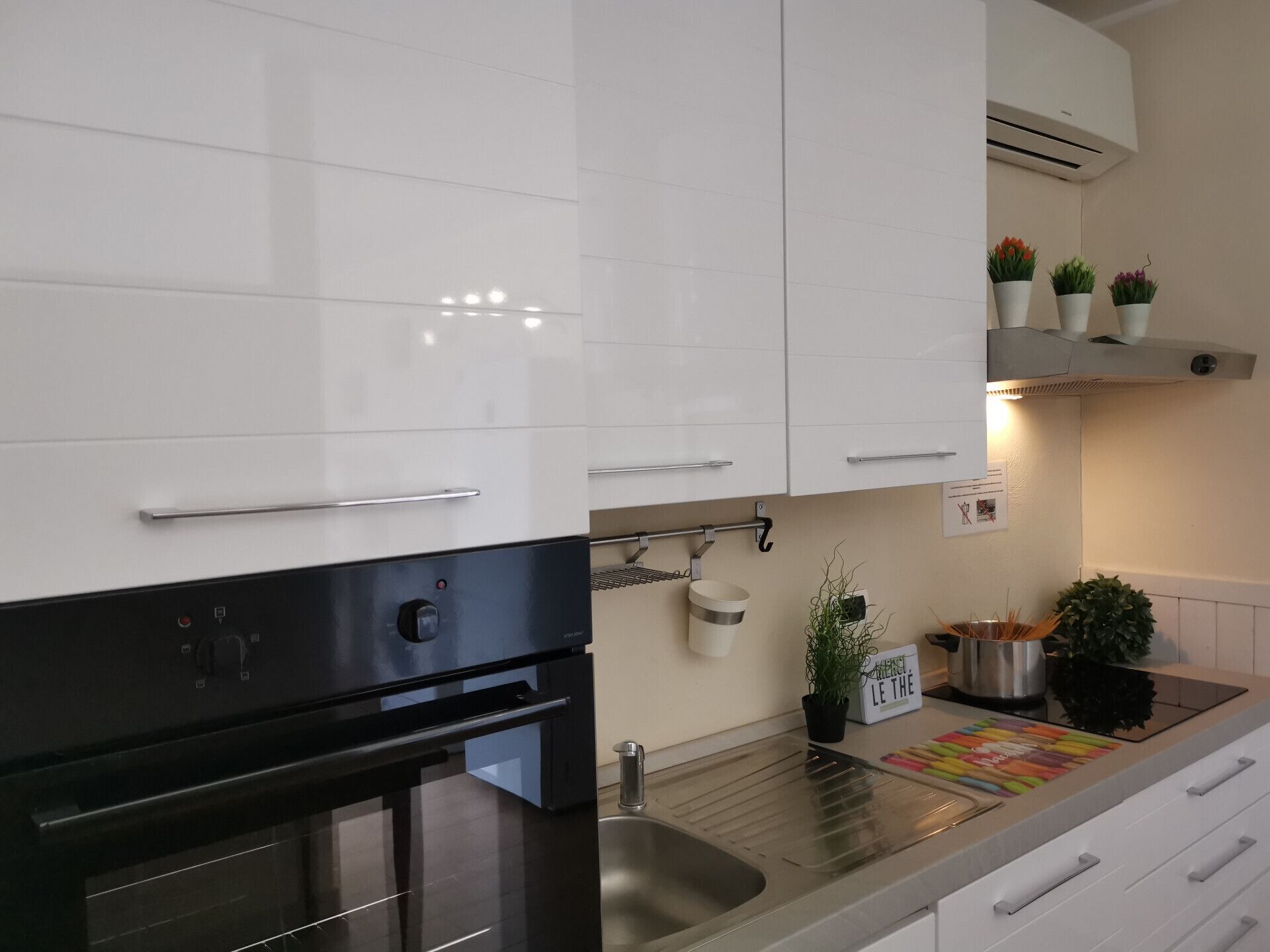 Kylskåp, mikrovågsugn, kaffe- och tebryggare och brödrost