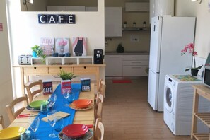 Kühlschrank, Mikrowelle, Wasserkocher mit Kaffee-/Teezubehör, Toaster