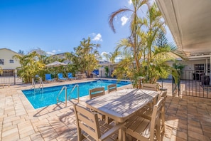 Piscine chauffée, chaises longues