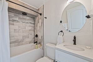 Ensemble douche/baignoire, sĂšche-cheveux, serviettes fournies
