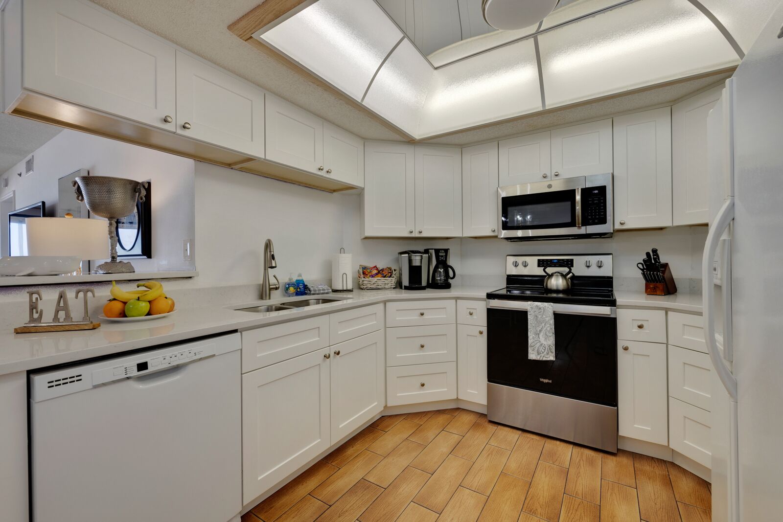 Geladeira, micro-ondas, fogão, cooktop