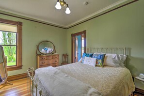 4 bedrooms, desk, iron/ironing board, WiFi