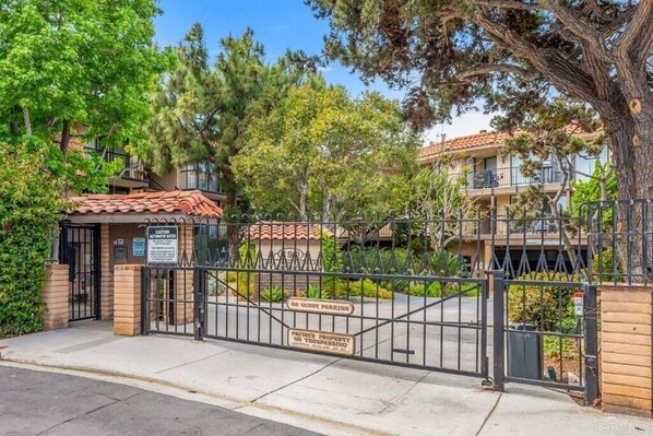 A gated residential complex with a sign indicating private property and no guest parking. - Private Beach Access | Oceanfront | Pool & Spa (Solana Beach)