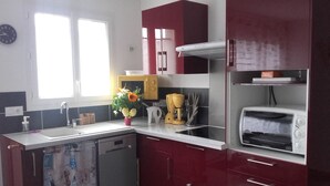 A compact kitchen with a dishwasher, a microwave, a toaster, and a sink. - Léon: New House With Heated Pool and Private ; Handi-accessible (Léon)