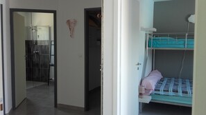 2 habitaciones, cuna de viaje y acceso para silla de ruedas