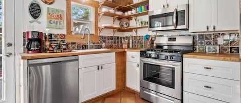 Réfrigérateur, four à micro-ondes, un four, surface de cuisson