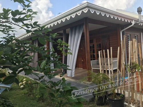 Hot tube 2-Bed Cottage in Sainte-Anne