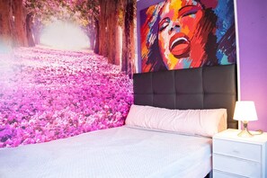 4 bedrooms, WiFi, bed sheets - Immaculate 12-Bed Apartment in Valencia (Valencia)