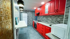 Kjøleskap, mikrobølgeovn, ovn og kokeplater