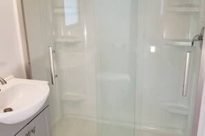 Shower, hair dryer, towels - Lakeside Cottage #2, Waterfront on Upper Herring Lake, AC, Kayaks, SUPs, Rowboat (Frankfort)
