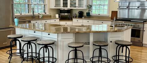 Kylskåp, mikrovågsugn, ugn och spishäll