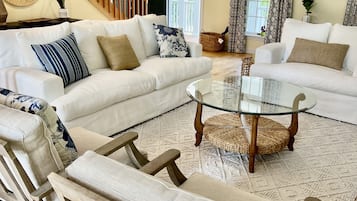 Smart-tv, een open haard, boeken en een computerscherm