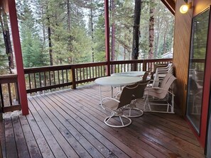 Outdoor dining - Fun Cabin at Terrace Lakes - Sleeps 18 - Hot Springs Pool available (Garden Valley)