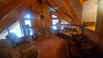 Älytelevisio, takka, pöytäjalkapallopöytä, kirjoja