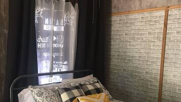 1 chambre, fer et planche à repasser, accès au Wi-Fi (inclus)