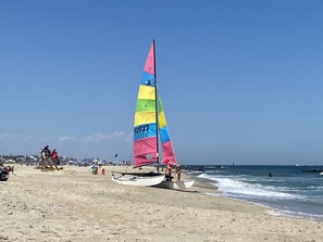 Plage à proximité, chaises longues, serviettes de plage