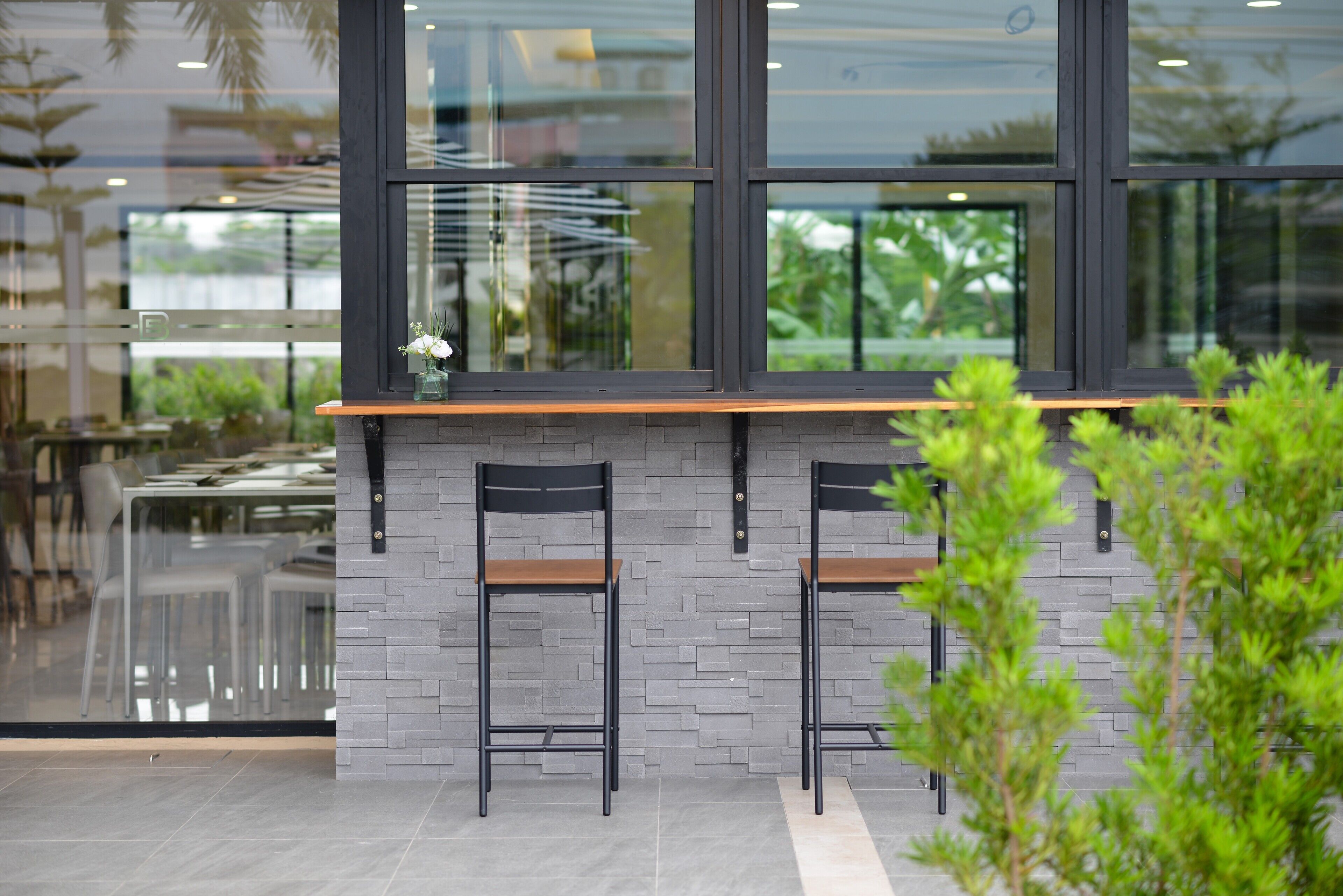 Quầy bar bên hồ bơi
