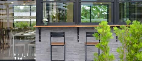 Quầy bar bên hồ bơi