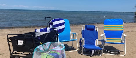 Spiaggia | Una spiaggia nelle vicinanze, lettini da mare, teli da spiaggia