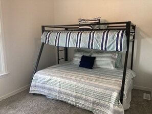 3 bedrooms, desk, iron/ironing board, free WiFi
