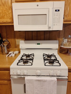 Refrigerador, microondas, horno y parrilla de estufa 