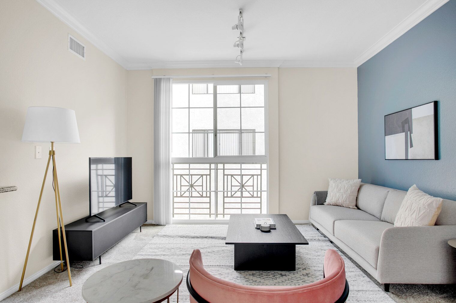 Roomy Glendale 2BR w/ Gym, Pool & Jacuzzi, walk to Bars, by Blueground