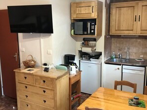 Jääkaappi, mikroaaltouuni, uuni, astianpesukone