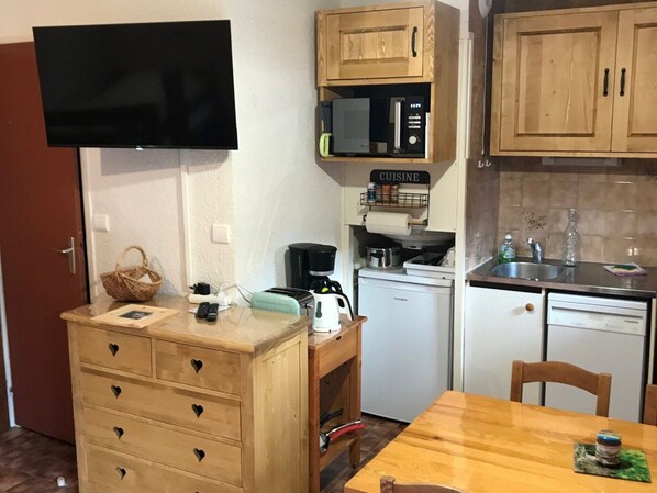 Réfrigérateur, micro-ondes, four, lave-vaisselle