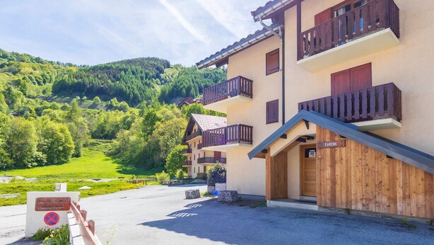 A hotel with a wooden facade, balconies, and a view of a green valley. - South Studio 4 pers. Pets allowed (Valloire)