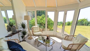 Living area - Pointe South -  a house that sleeps 6 guests  in 3 bedrooms (Ventnor)