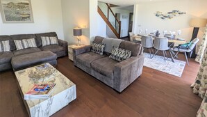 Living area - Pointe South -  a house that sleeps 6 guests  in 3 bedrooms (Ventnor)