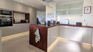 Private kitchen - Pointe South -  a house that sleeps 6 guests  in 3 bedrooms (Ventnor)