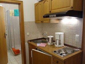 Fridge, coffee/tea maker, cookware/dishes/utensils - Apartment 2 quiet vacation apartment for 2 people with forest view (Bayerisch Gmain)