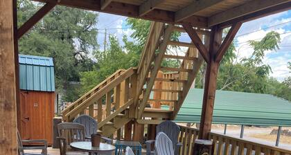 The Nestle Inn, walk to Historic Downtown Square. Centrally located.