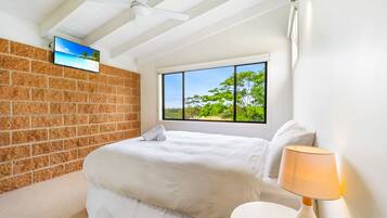 4 bedrooms, desk, WiFi, bed sheets